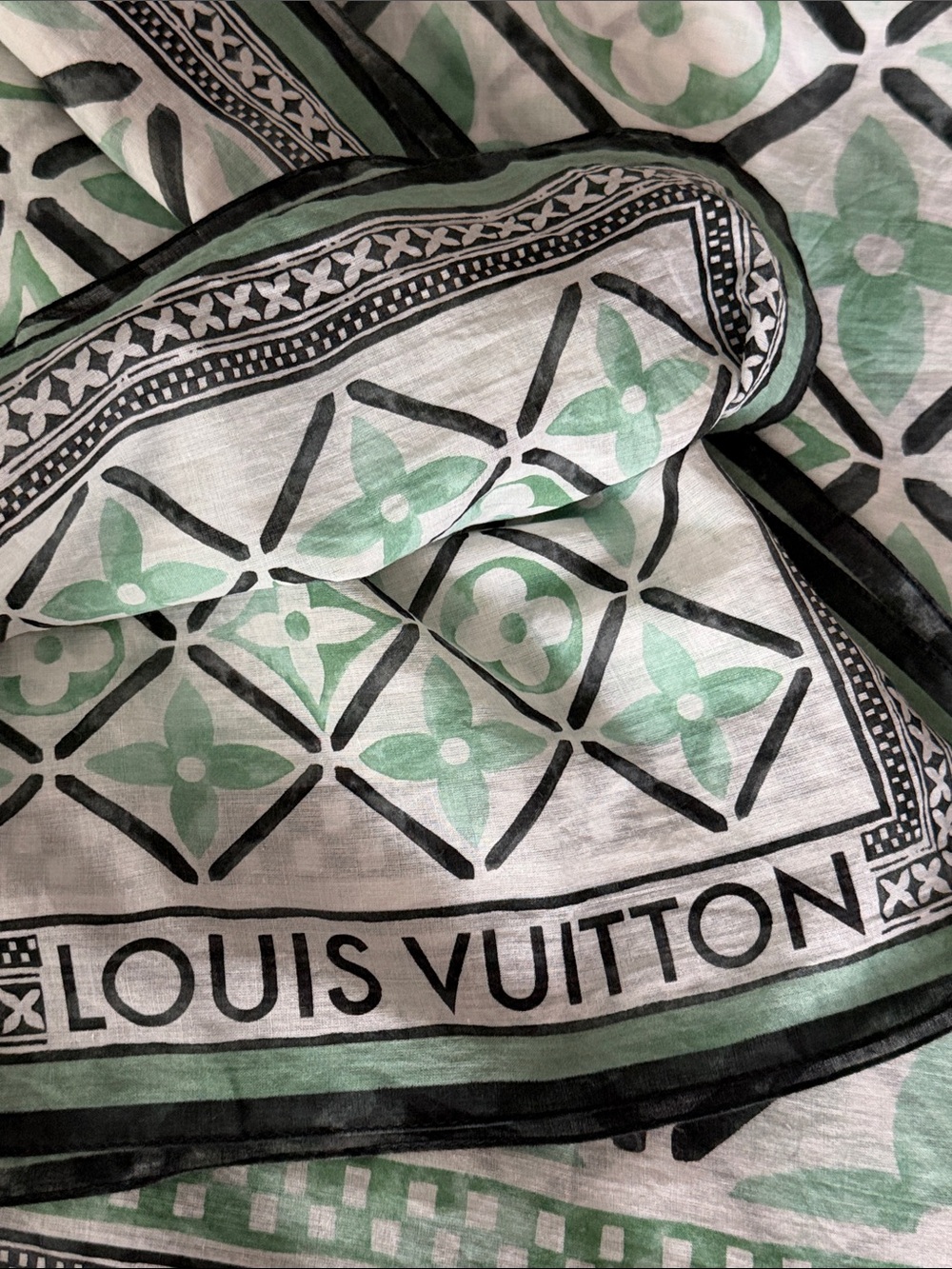LOUIS VUITTON BY THE POOL MONOGRAM FLOWER TILE PAREO - Picture 4 of 7